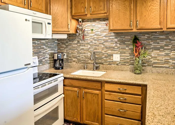 Pristine Lihue Condo With Balcony Walk To Beach!