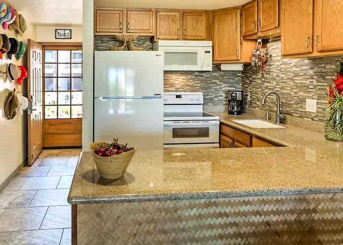 Pristine Lihue Condo With Balcony Walk To Beach!